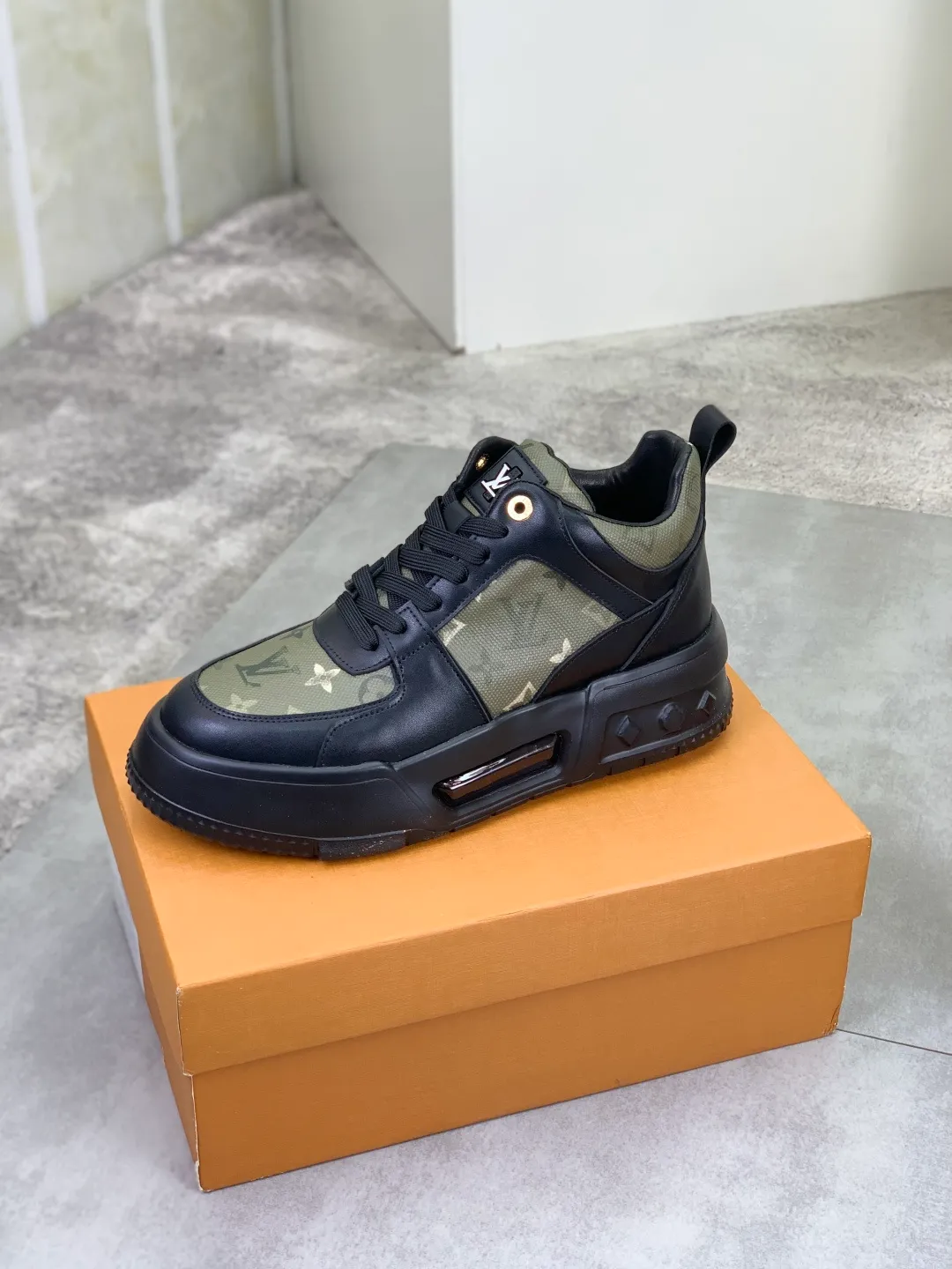 Men's men's shoes 💰P440 new style 💶【LOUIS VUITTON) new high top🍀LV Louis Vuitton *—— LV classic high top trendy shoes! Made of imported original soft calfskin, water-dyed pigskin lining. Original wear-resistant rubber outsole! High quality products! Code number: 38-44 Color: 2️⃣colors available